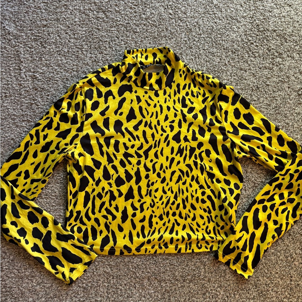 Yellow and black long sleeve shirt Leopard print.